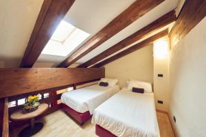Postel nebo postele na pokoji v ubytování iH Hotels Courmayeur Mont Blanc