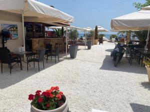 A restaurant or other place to eat at Plaisir Rooms
