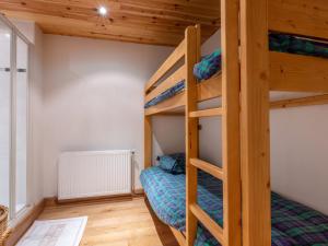 a bunk bed room with two bunk beds at Appartement Val-d'Isère, 4 pièces, 6 personnes - FR-1-694-130 in Val-d'Isère