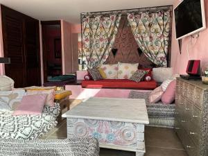 sala de estar con sofá y mesa en Villa Luxe Port Nature 1 Jasmine en Cap d'Agde