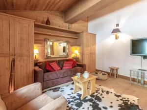 a living room with a couch and a tv at Studio de standing avec balcon au cœur du village, proche pistes et commodités - FR-1-694-85 in Val dʼIsère