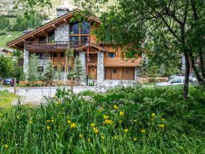 ヴァル・ディゼールにあるChalet de luxe avec piscine et hammam à Val-d'Isère, 10 personnes à proximité du centre-ville - FR-1-694-95の花畑を前にした丸太小屋