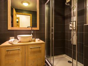 une salle de bain avec lavabo et douche dans l'établissement Appartement haut de gamme au centre, animaux admis, WiFi - FR-1-694-107, à Val dʼIsère