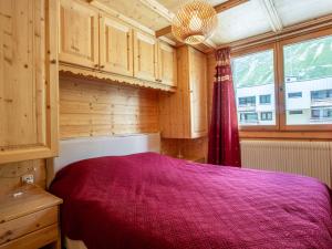 a bedroom with a purple bed with a window at Appartement Val-d'Isère, 3 pièces, 6 personnes - FR-1-694-112 in Val-d'Isère