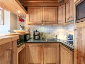 Dapur atau dapur kecil di Appartement élégant avec cheminée et balcon, aux pieds des pistes et au cœur de Val-d'Isère - FR-1-694-138 +9 gambar