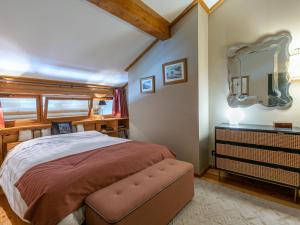 Katil atau katil-katil dalam bilik di Appartement élégant avec cheminée et balcon, aux pieds des pistes et au cœur de Val-d'Isère - FR-1-694-138