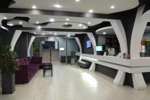 a lobby with a purple couch and a waiting room at Hotel El Condado in Villa Carlos Paz +111 photos