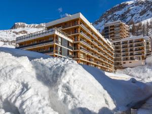 a large pile of snow in front of a building at Studio Val-d'Isère, 1 pièce, 4 personnes - FR-1-694-126 in Val-d'Isère