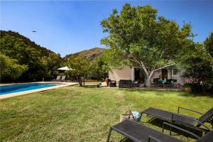 uma casa com um quintal com uma piscina em Encant em Pollença