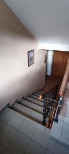 una escalera en un edificio con una foto en la pared en Wpadnij do Zosi - ex Pensjonat Emilia, en Stronie Śląskie