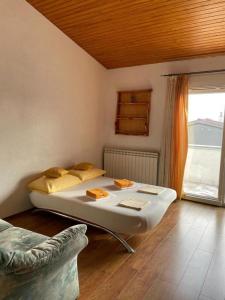 una camera con un grande letto in una stanza con finestra di Apartment in Duce with sea view, balcony, air conditioning, WiFi 5146-4 a Duće