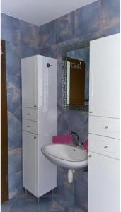 bagno con lavandino e specchio di Apartment in Duce with sea view, balcony, air conditioning, WiFi 5146-4 a Duće