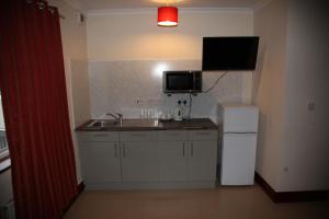 A kitchen or kitchenette at Grove Apartments