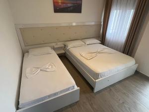 Postel nebo postele na pokoji v ubytování Seaside Rooms & Apartments Sarande