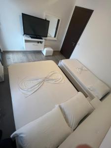 Postel nebo postele na pokoji v ubytování Seaside Rooms & Apartments Sarande