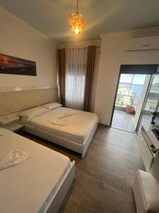 Postel nebo postele na pokoji v ubytování Seaside Rooms & Apartments Sarande