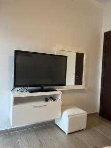 TV a/nebo společenská místnost v ubytování Seaside Rooms & Apartments Sarande