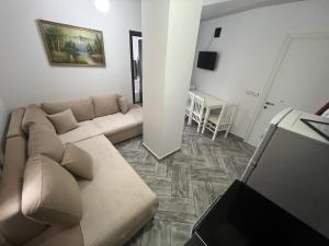 TV a/nebo společenská místnost v ubytování Seaside Rooms & Apartments Sarande