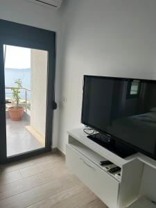 TV a/nebo společenská místnost v ubytování Seaside Rooms & Apartments Sarande