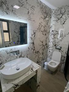 Koupelna v ubytování Seaside Rooms & Apartments Sarande