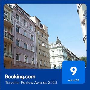 zdjęcie budynku z niebieskim napisem, który zawiera nagrody za oceny podróży w obiekcie Holiday Apartments w Karlowych Warach