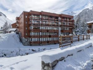 a large building in the snow with a fence at Appartement Val-d'Isère, 2 pièces, 4 personnes - FR-1-694-284 in Val-d'Isère