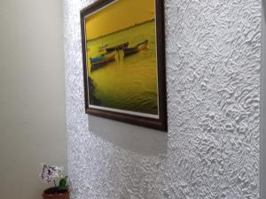 una foto colgada en una pared con una foto en Perohouse, en Cabo Frío