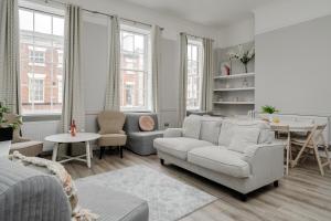 un soggiorno con divano e tavolo di Rodney Street Luxury Townhouse & Apartments, Central & Stylish a Liverpool