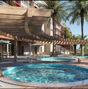 una piscina al aire libre con pérgola de madera en São Pedro Thermas Resort Parque en Águas de São Pedro