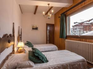 two beds in a room with a window at Appartement Val-d'Isère, 3 pièces, 6 personnes - FR-1-694-309 in Val-d'Isère