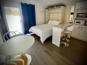 Cette petite chambre comprend un lit et une table. dans l'établissement Domaine Gagnon, à Saint-Sébastien