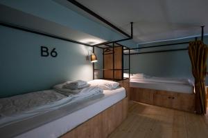 Llit o llits en una habitació de Khada Hostel