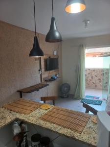 une cuisine avec deux planches à couper en bois sur un comptoir dans l'établissement kitnet da Gi casa completa 30 metros do mar de Arraial do Cabo, à Arraial do Cabo