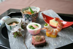 een dienblad met garnalen en andere voedingsmiddelen erop bij Senkyoro in Hakone