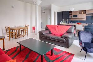 salon z kanapą i stołem w obiekcie Le bien-être au cœur de la ville confort & vue w mieście Périgueux
