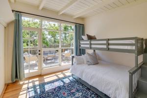 卡梅爾的住宿－Vacation Rental Home about 1 Mi to Carmel Beach!，一间带双层床的卧室和一个阳台