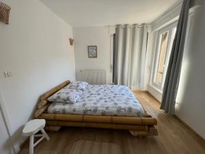 Posteľ alebo postele v izbe v ubytovaní Le plage de Notre-Dame - Appartement au coeur de la vieille ville