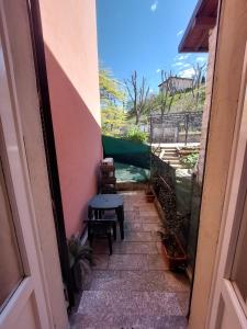 scala che conduce a una camera con tavolo di Grazioso Monolocale Bellagio a Bellagio