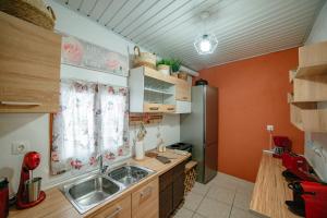 A kitchen or kitchenette at Natasa's cozy house