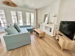 Televízia a/alebo spoločenská miestnosť v ubytovaní Le plage de Notre-Dame - Appartement au coeur de la vieille ville + 14 fotografií