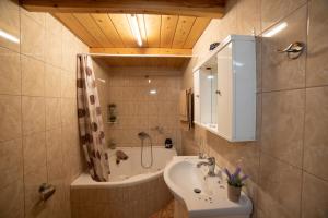 A bathroom at Natasa's cozy house Még 37 kép