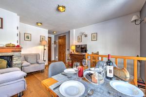 - un salon avec une table et des verres à vin dans l'établissement CASA JULIE - Accogliente rifugio nella quiete - COUR 0157, à Courmayeur 14 autres photos