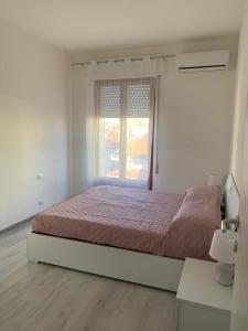 Schlafzimmer mit einem großen Bett und einem Fenster in der Unterkunft Casa Mare Calle in Casa Borgorosso
