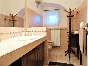 y baño con lavabo, aseo y espejo. en Autentica Masseria Pugliese, en Putignano