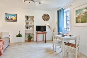 Televízia a/alebo spoločenská miestnosť v ubytovaní Sunny studio terrasse, hypercentre la plage à 2 pas !