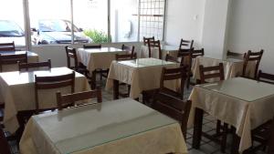 Um restaurante ou outro lugar para comer em Hotel Gaivota