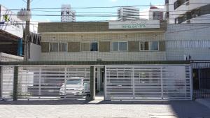 een gebouw met een poort voor een gebouw bij Hotel Gaivota in Recife