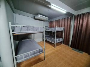 um pequeno quarto com 2 beliches em Almost Famous Hostel em Haad Rin