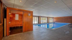 une grande piscine dans un bâtiment dans l'établissement Madame Vacances Les Terrasses De Véret, à Flaine