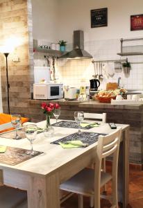 una cocina con una mesa con copas de vino. en 50 Passi Colosseo Apartment en Roma